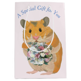 Hamster hält einen Bouquet essbaren Valentiner Mittlere Geschenktüte