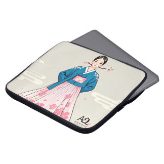 Hanbok Frau mit Blue Top und Cherry Blossom Moti Laptopschutzhülle