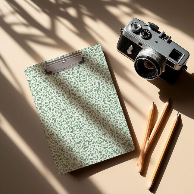  Hand-drawn ditsy Sage Green Daisies – Mini Floral Klemmbrett (Von Creator hochgeladen)