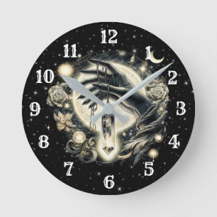Hand hält einen Kristall unter dem Mondlicht Runde Wanduhr