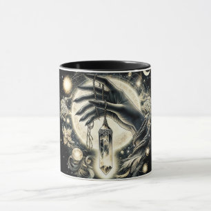 Hand halten eines Kristalls unter dem Mondlicht Tasse