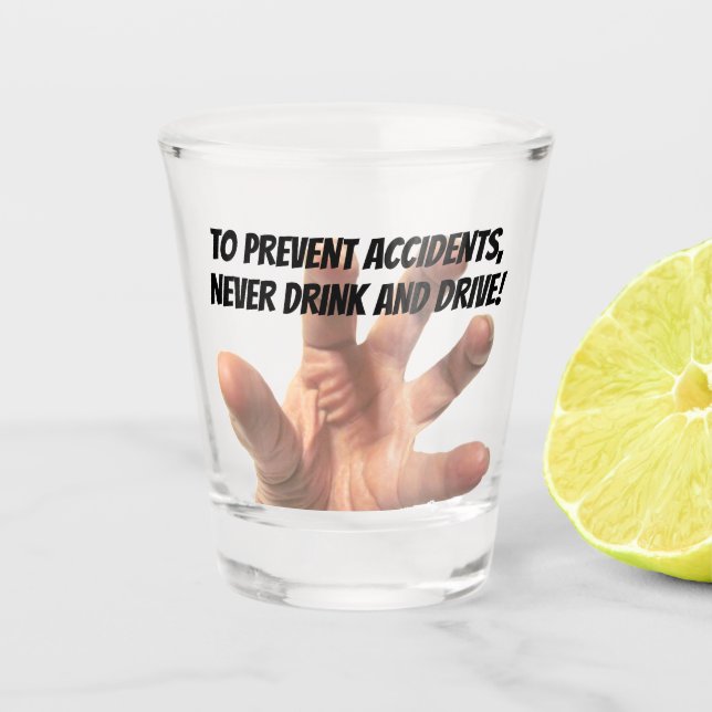 Hand in das Shot Glass Schnapsglas (Vorderseite)