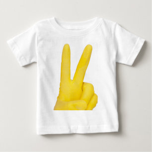 Hand in gelbem Latex Handschuh Baby T-shirt