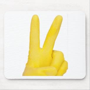 Hand in gelbem Latex Handschuh Mousepad