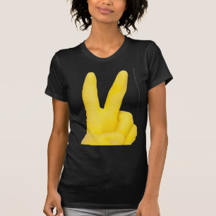 Hand in gelbem Latex Handschuh T-Shirt