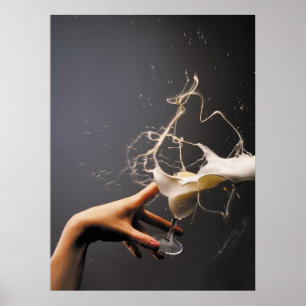 Hand mit dem fliegenden Glas Likör Poster
