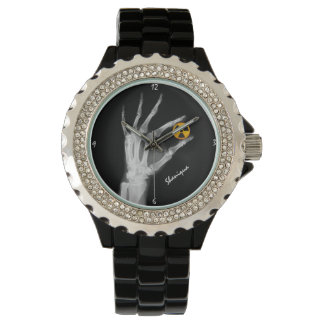Hand mit einem Radiationssymbol Armbanduhr