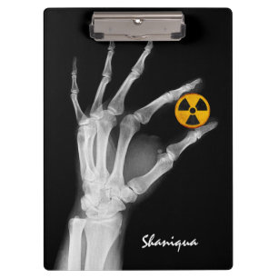 Hand mit einem Radiationssymbol  Klemmbrett