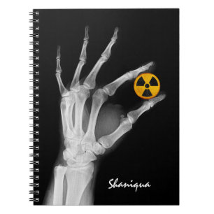 Hand mit einem Radiationssymbol Notizblock