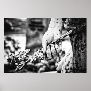Hand mit einer Friedhofskulptur der Rose Poster