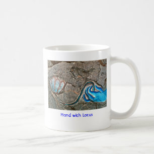 Hand mit Lotos/der Tasse