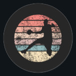 Handball Player Retro Runder Aufkleber<br><div class="desc">Wenn Sie ein Sportler,  Handballspieler oder Handballspieler sind,  ist dieses Handball Design für Sie. Das perfekte Geschenk für Männer,  Frauen,  Jungen,  Mädchen und Kinder.</div>