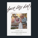 Handbrush Letting | Save the Date Fotokarte<br><div class="desc">Ein klassisch minimales Save the Date balanciert einen bemalten Foto-Effekt und gebürstete Handschrift,  um eine künstlerische Touch dieser raffinierten und modernen Foto Save the Date Karte zu geben. Ein Achteckmuster in der Aquarellfarbe fügt der Karte eine moderne Touch hinzu.</div>