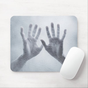 Hände auf feuchtem Dampfglas Mousepad