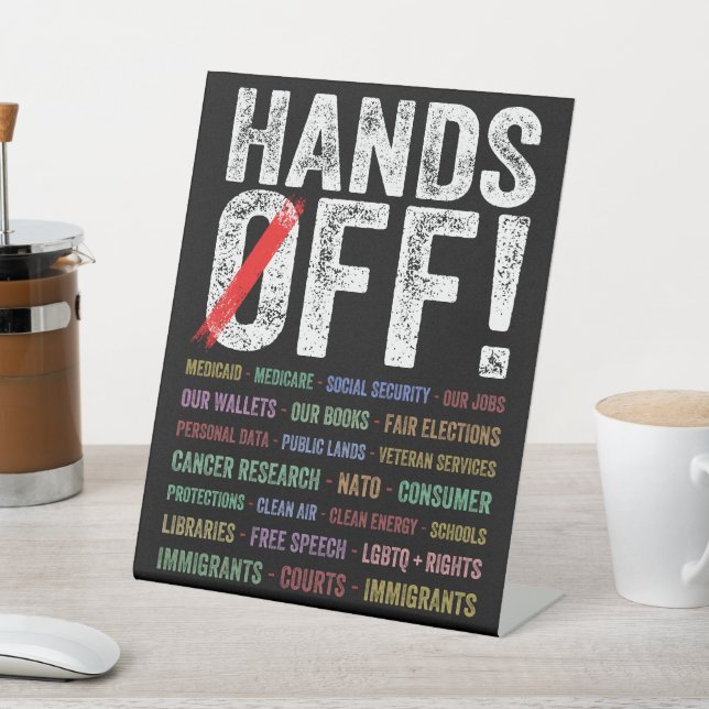 Hände aus Protest Sockelschild (In SItu)