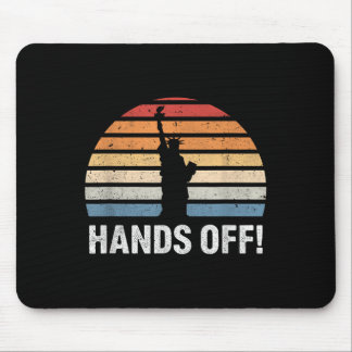 Hände aus Proteststata der Freiheit gegen Mousepad