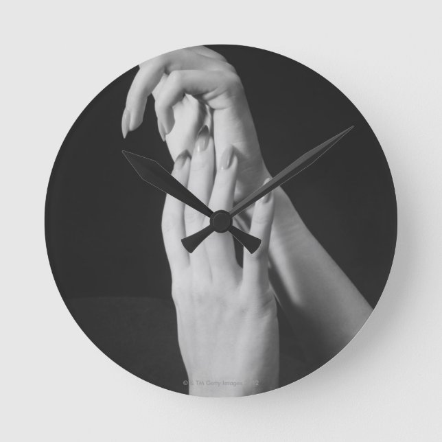 Hände der Frau Runde Wanduhr (Vorderseite)