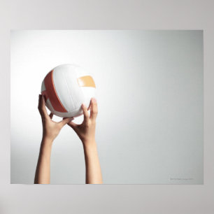 Hände, die einen Volleyball, Handnahaufnahme Poster