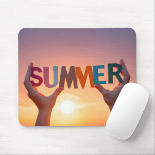 Hände, die Sommertext halten Mousepad