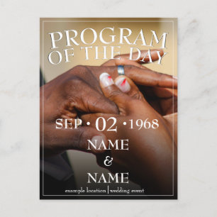 Hände eines farbigen Brautpaares stecken einen Rin Einladungspostkarte