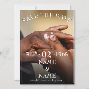 Hände eines farbigen Hochzeitspaares Button auf de