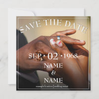 Hände eines farbigen Hochzeitspaares Button auf de