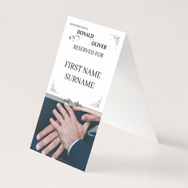 Hände eines homosexuellen Ehepaares mit Rings (Rückseite)