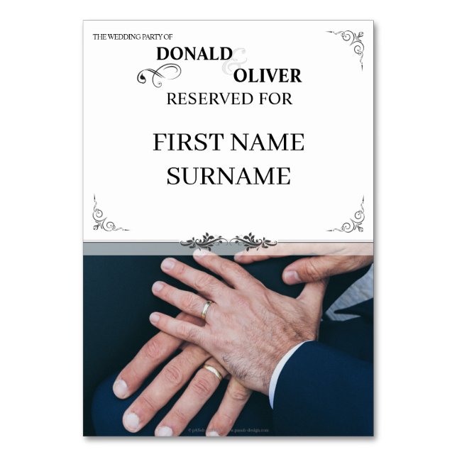 Hände eines homosexuellen Ehepaares mit Rings Tischnummer (Vorderseite)