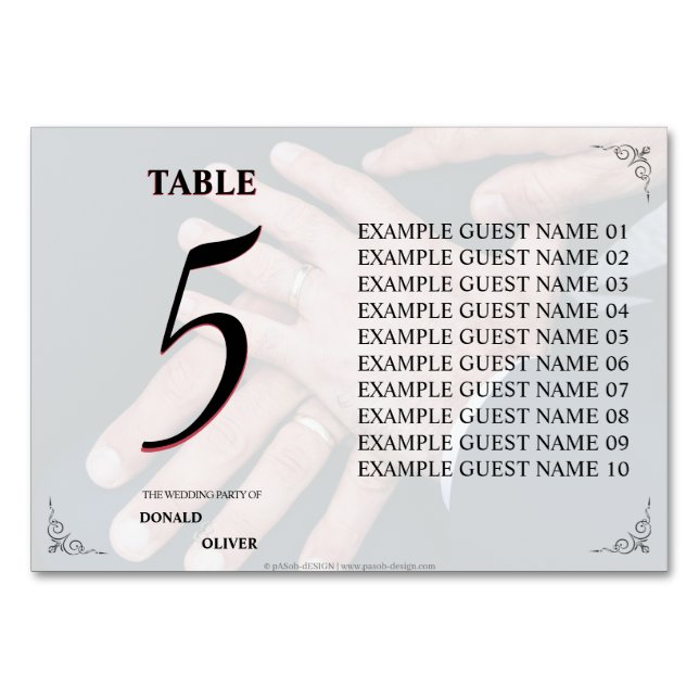 Hände eines homosexuellen Ehepaares mit Rings Tischnummer (Vorderseite)