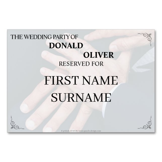 Hände eines homosexuellen Ehepaares mit Rings Tischnummer (Vorderseite)