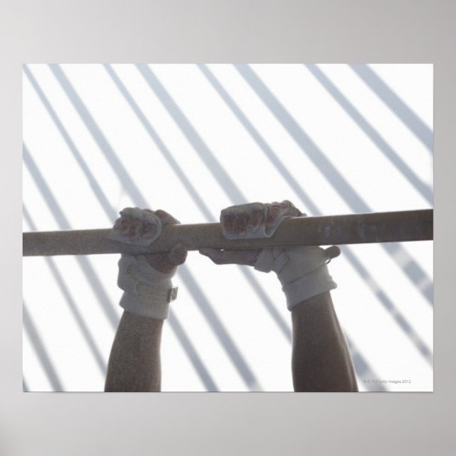 Hände eines männlichen Turniers, der waagerecht gr Poster (Vorne)