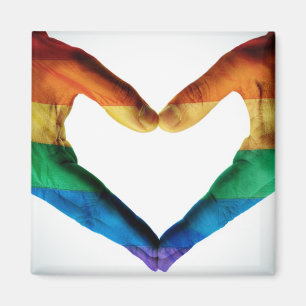 Hände gemalt als Regenbogenherz Magnet