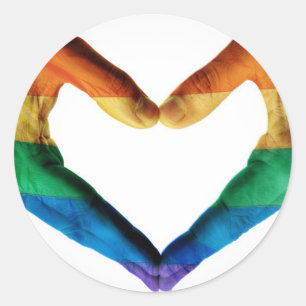 Hände gemalt als Regenbogenherz Runder Aufkleber