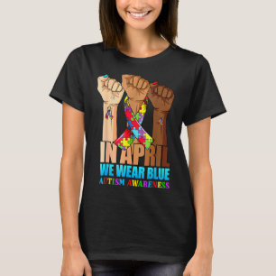 Hände im April tragen wir blauen Autismus Bewussts T-Shirt