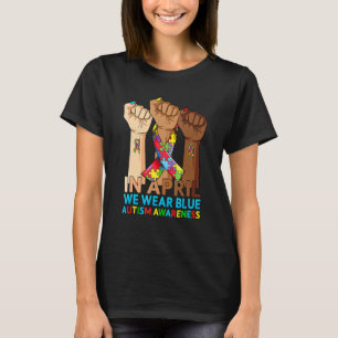 Hände im April tragen wir blauen Autismus Bewussts T-Shirt
