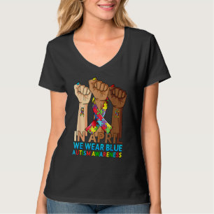 Hände im April tragen wir blauen Autismus Bewussts T-Shirt