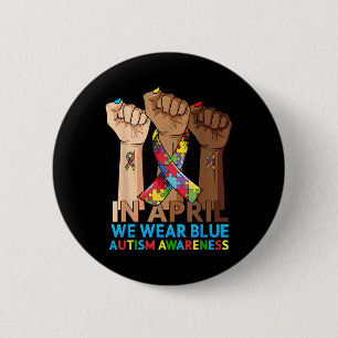 Hände im April tragen wir blaues Autismus-Bewussts Button