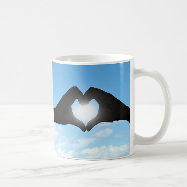 Hände in der Herz-Form-Silhouette auf blauem Kaffeetasse (Rechts)