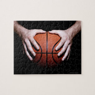 Hände mit einem Basketball Puzzle