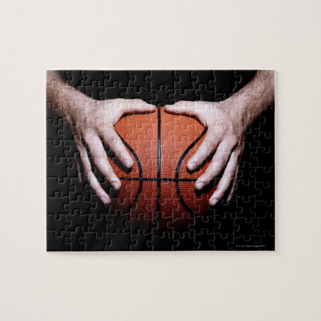 Hände mit einem Basketball Puzzle (Horizontal)