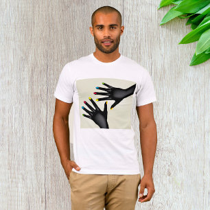 Hände mit gestrichenen Nägeln Männer T - Shirt