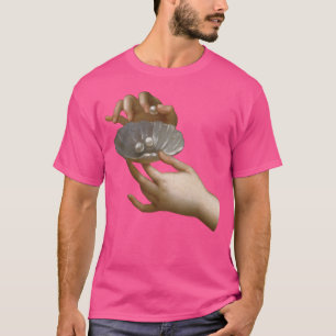 Hände mit Perlen Detail Renaissance Ästhetik T-Shirt
