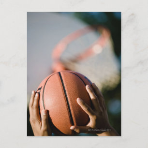 Hände schießen Basketball im Freien Postkarte