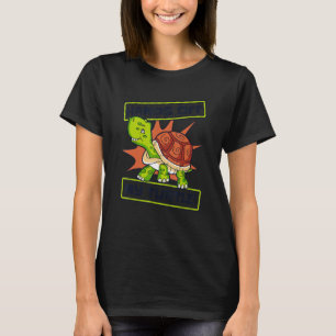 Hände von meinen Schildkrötenschmerzen mit rotem O T-Shirt