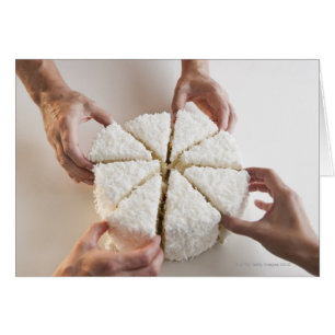 Hände ziehen Scheiben vom Kuchen