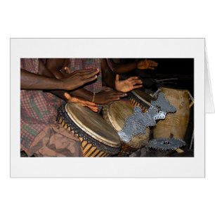 Hände zu den Trommel-Herzen zum Gott