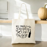 Handelsbonbons für Wein Funny Halloween Tragetasche<br><div class="desc">Feiern Sie Halloween mit einer humorvollen Drehung mit unserer "Trade Candy for Wine" Funny Halloween Tote Bag! Diese spielerische Tasche zeichnet sich durch eine freche Grafik und einen lustigen Satz in stilvoller Typografie aus, perfekt für diejenigen, die eine erwachsene Leckerei bevorzugen. Aus langlebigen, hochwertigen Materialien, bietet es Ihnen viel Platz...</div>