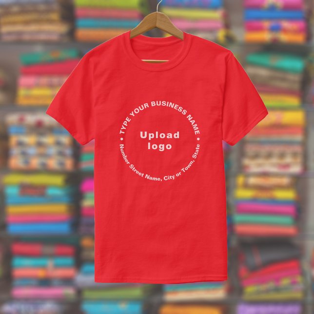 Handelsmarke im runden Muster Text über Rot T-Shirt (Red t-shirt with round pattern text business branding displayed in a store)