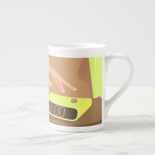 Händeschalten auf den Knopf Wecker-Schlummertaste Prozellantasse