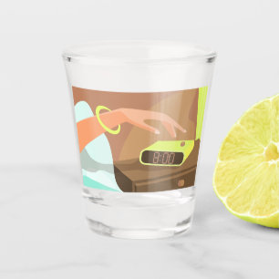 Händeschalten auf den Knopf Wecker-Schlummertaste Schnapsglas